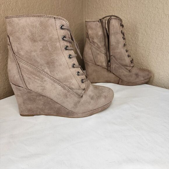 Report- Women’s Tan Poet Shearling Lined Lace-up Size Zip Booties, Size 7 - Picture 4 of 13